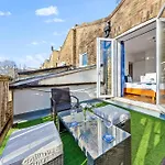 Balcony Blue Theme 1 Bedroom Central London Luxury Flat Near Hyde Park! Accommodates Up To 6! Double Sofa Bed And Next To Station!