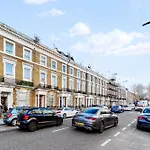 Balcony Blue Theme 1 Bedroom Central London Luxury Flat Near Hyde Park! Accommodates Up To 6! Double Sofa Bed And Next To Station!