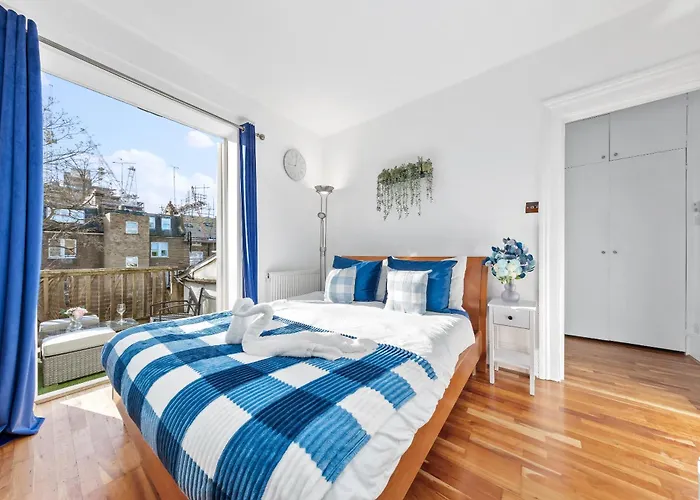 Balcony Blue Theme 1 Bedroom Central London Luxury Flat Near Hyde Park! Accommodates Up To 6! Double Sofa Bed And Next To Station!