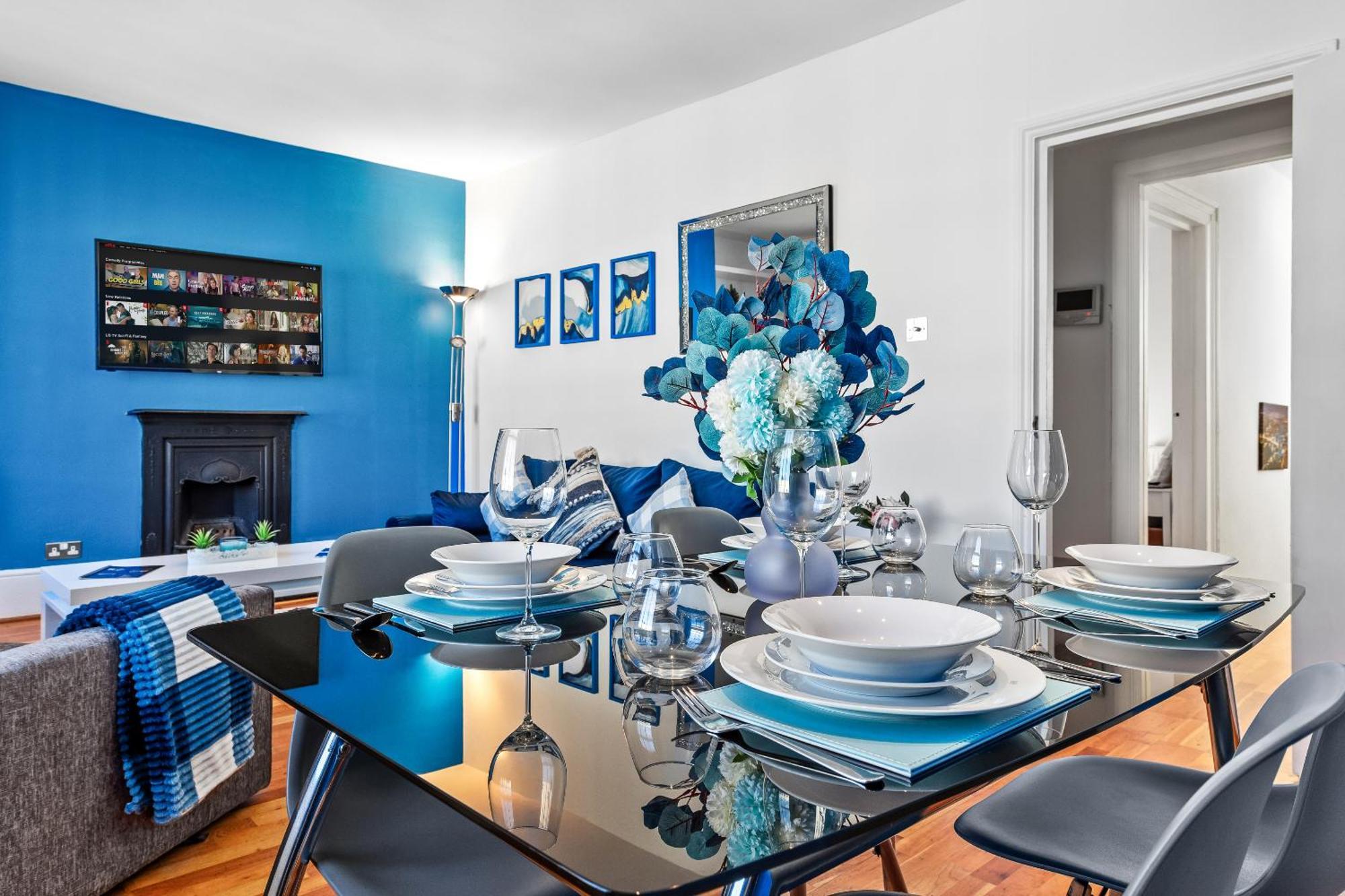 Balcony Blue Theme 1 Bedroom Luxury Flat Near Hyde Park! Accommodates Up To 6! Double Sofa Bed And Next To Station! Apartment London