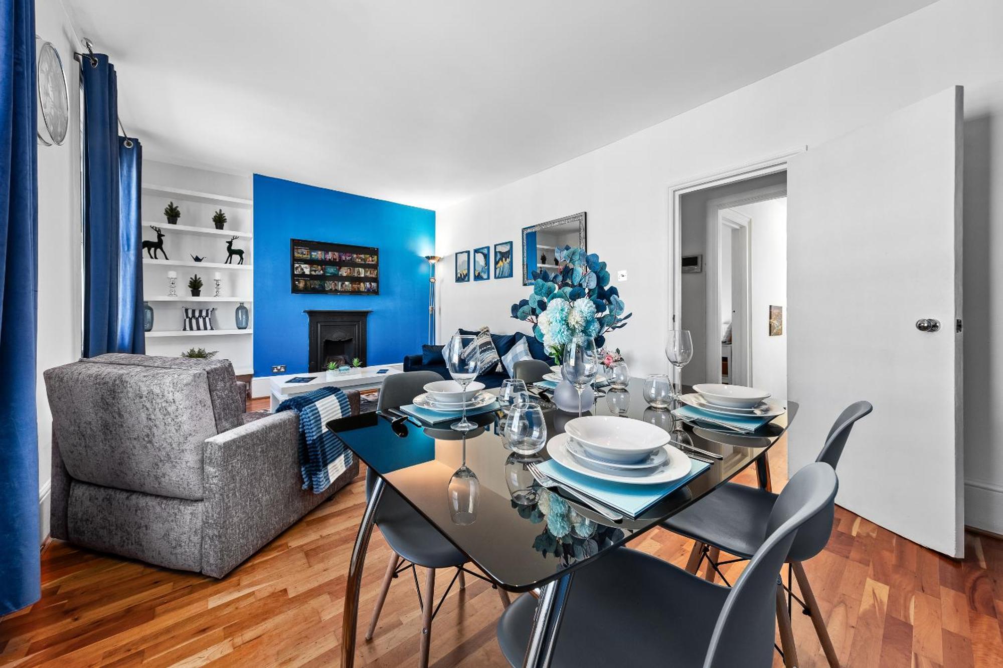 Apartment Balcony Blue Theme 1 Bedroom Luxury Flat Near Hyde Park! Accommodates Up To 6! Double Sofa Bed And Next To Station!