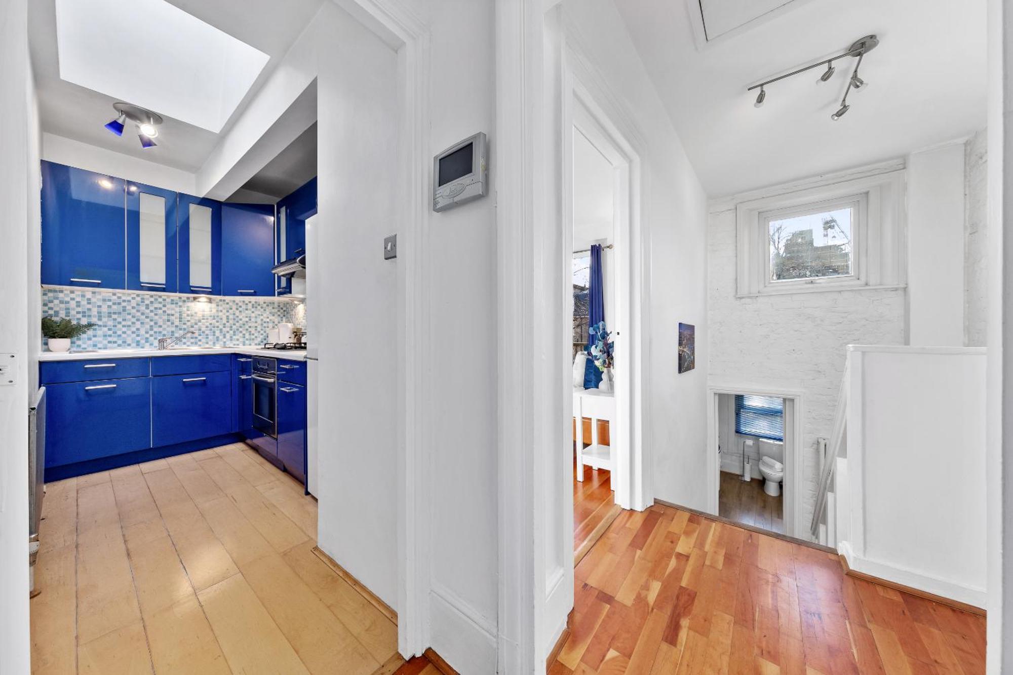 Apartment Balcony Blue Theme 1 Bedroom Luxury Flat Near Hyde Park! Accommodates Up To 6! Double Sofa Bed And Next To Station!