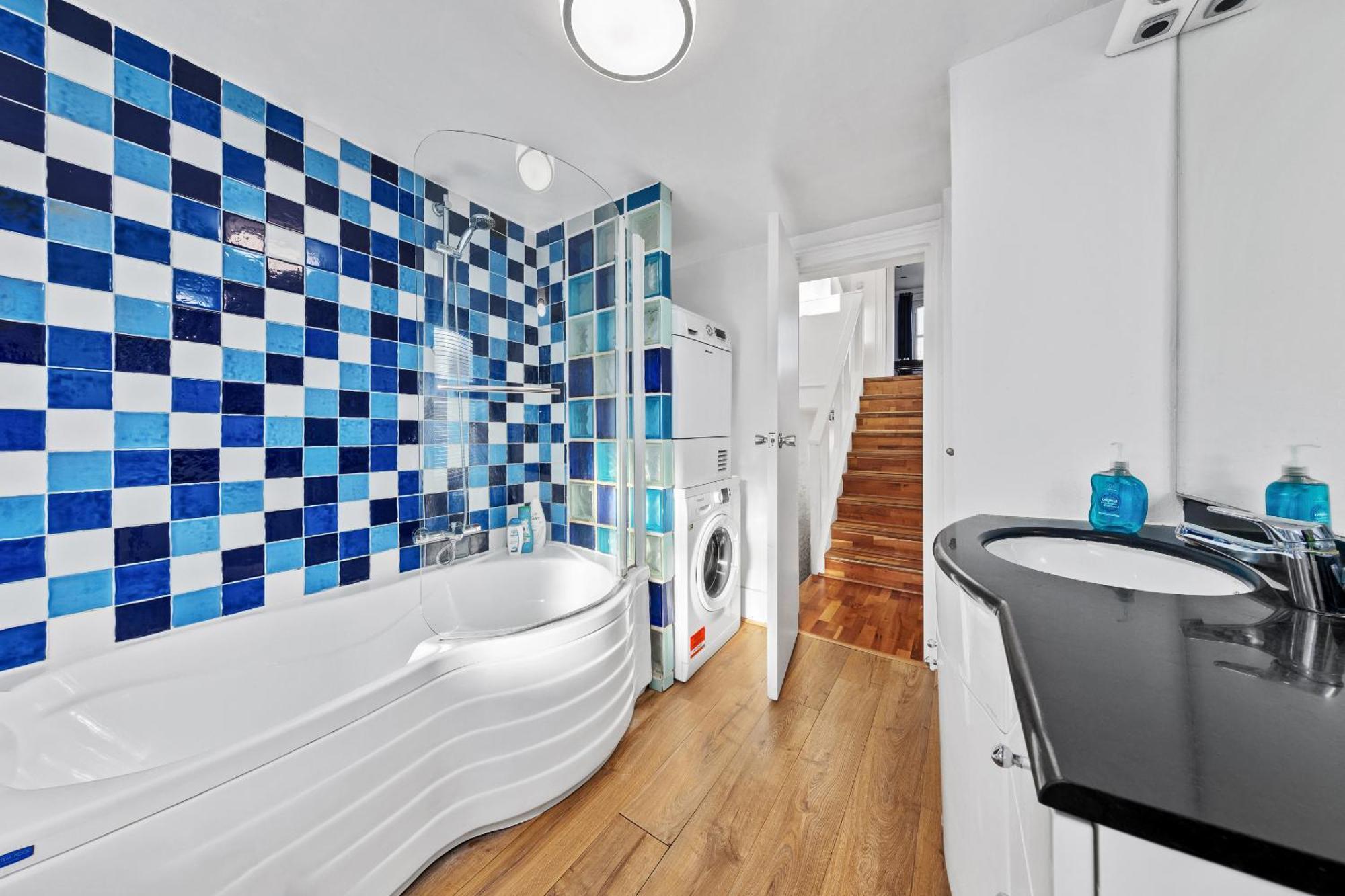 Apartment Balcony Blue Theme 1 Bedroom Luxury Flat Near Hyde Park! Accommodates Up To 6! Double Sofa Bed And Next To Station!