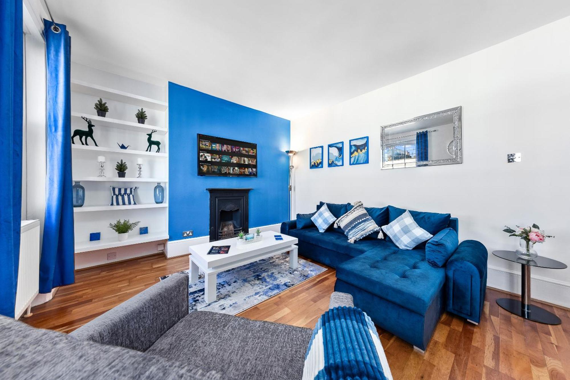 Balcony Blue Theme 1 Bedroom Luxury Flat Near Hyde Park! Accommodates Up To 6! Double Sofa Bed And Next To Station!