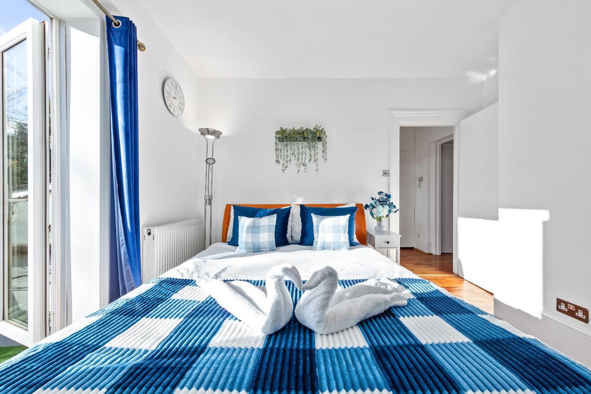 Balcony Blue Theme 1 Bedroom Luxury Flat Near Hyde Park! Accommodates Up To 6! Double Sofa Bed And Next To Station! * London