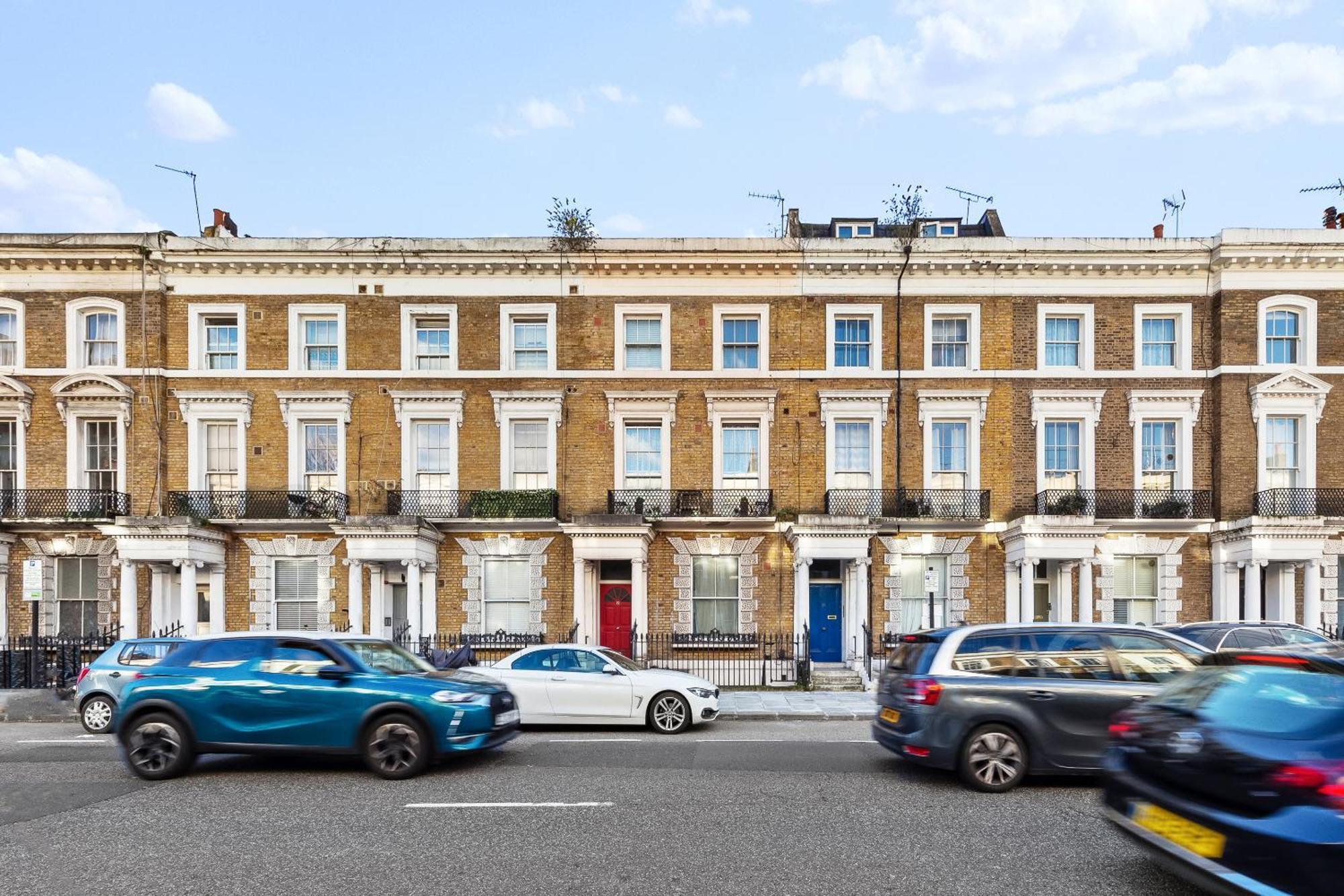 Apartment Balcony Blue Theme 1 Bedroom Luxury Flat Near Hyde Park! Accommodates Up To 6! Double Sofa Bed And Next To Station! London