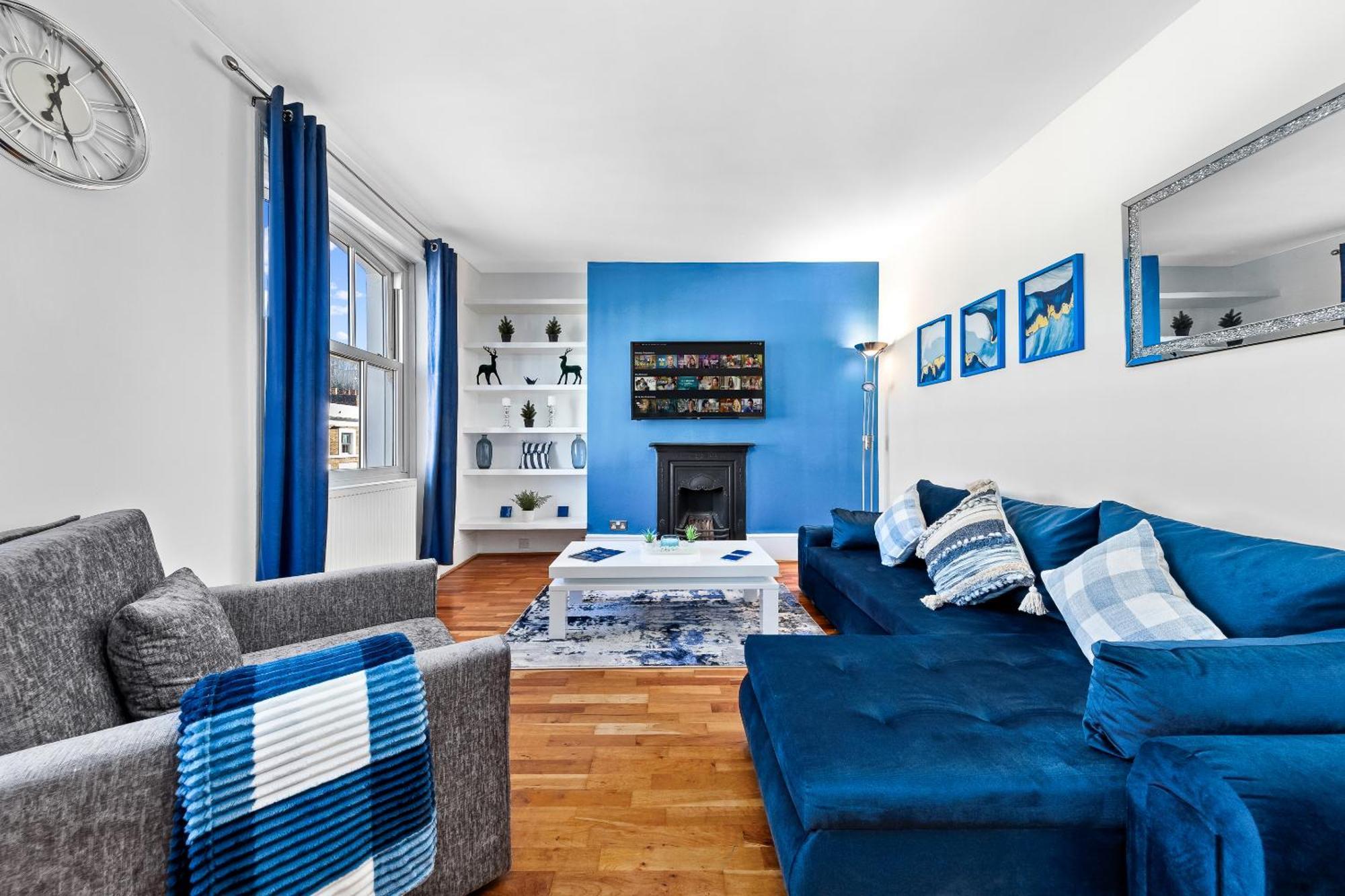 Balcony Blue Theme 1 Bedroom Luxury Flat Near Hyde Park! Accommodates Up To 6! Double Sofa Bed And Next To Station! Apartment London