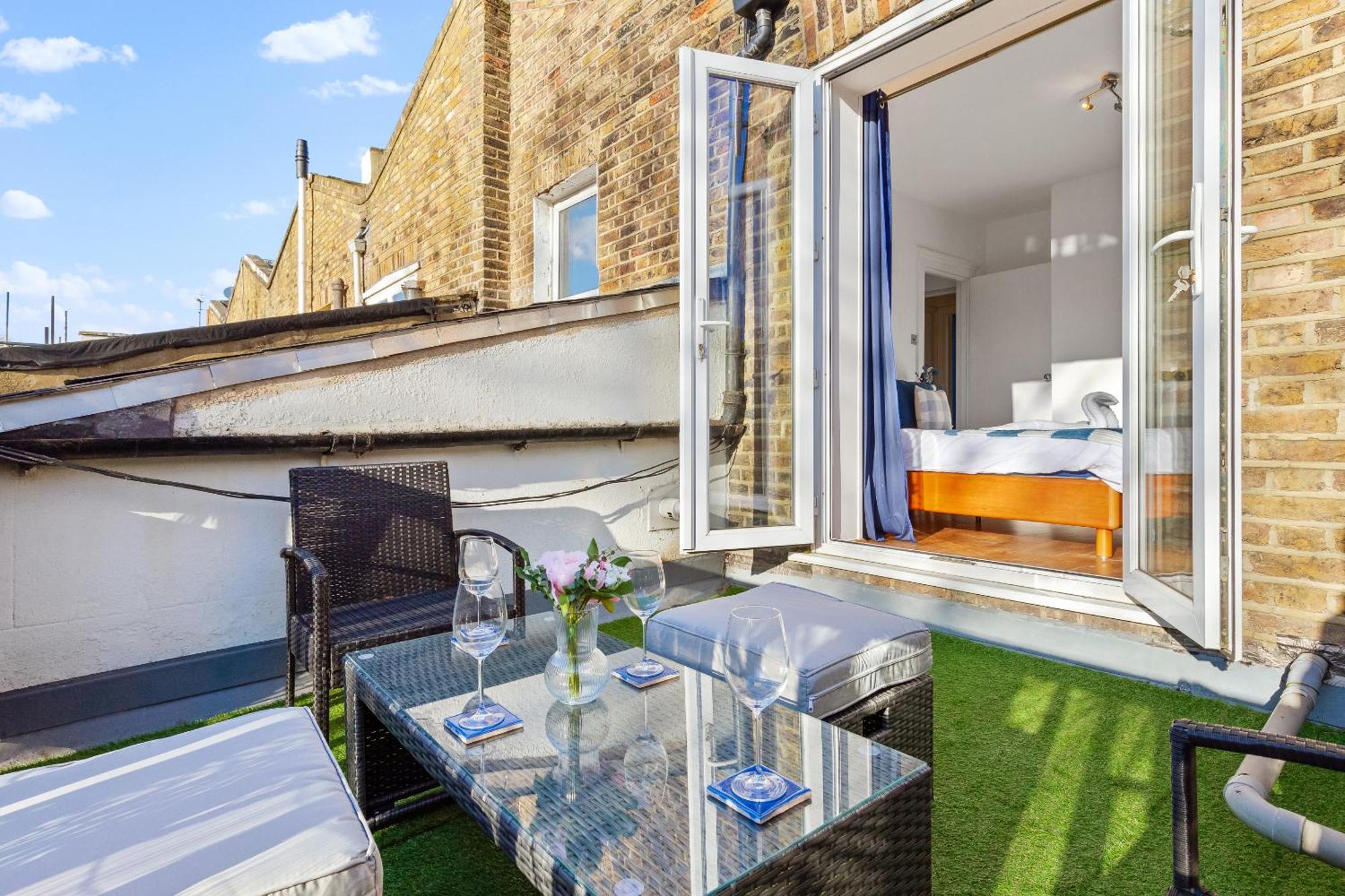 Apartment Balcony Blue Theme 1 Bedroom Luxury Flat Near Hyde Park! Accommodates Up To 6! Double Sofa Bed And Next To Station! *