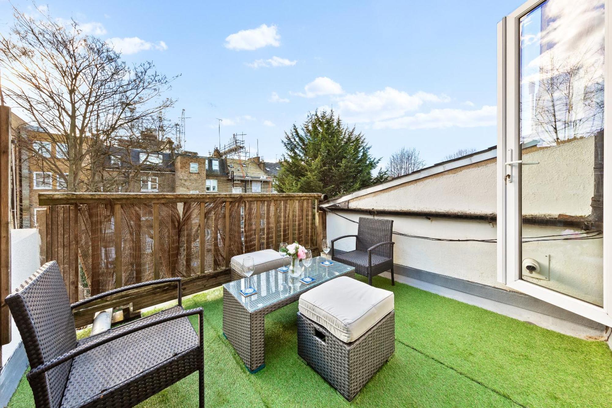 Balcony Blue Theme 1 Bedroom Luxury Flat Near Hyde Park! Accommodates Up To 6! Double Sofa Bed And Next To Station! * London