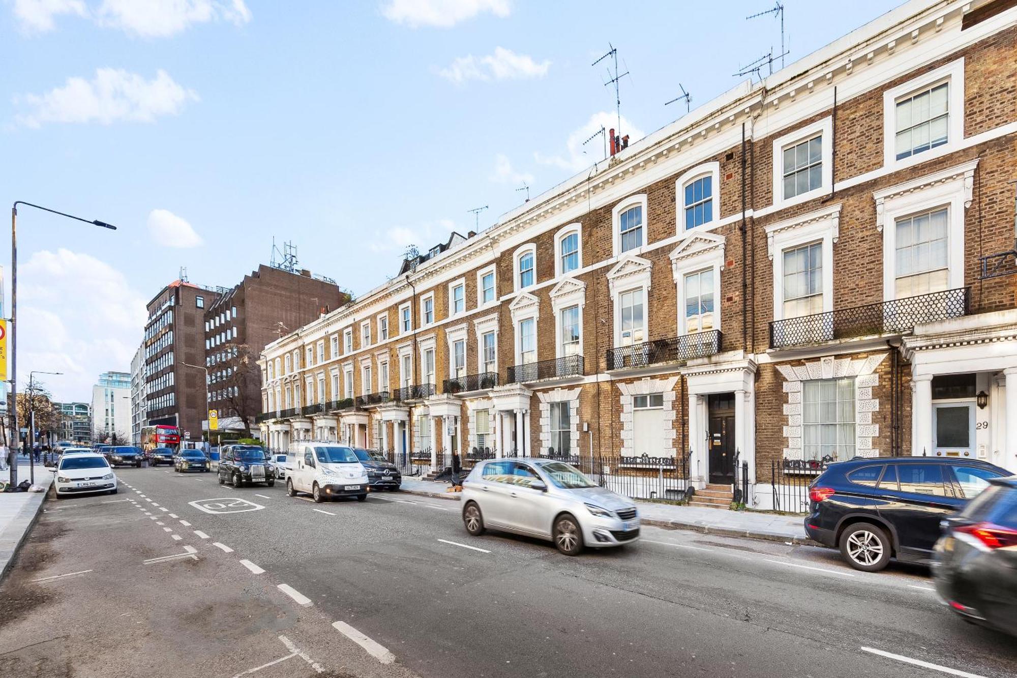 Apartment Balcony Blue Theme 1 Bedroom Luxury Flat Near Hyde Park! Accommodates Up To 6! Double Sofa Bed And Next To Station!