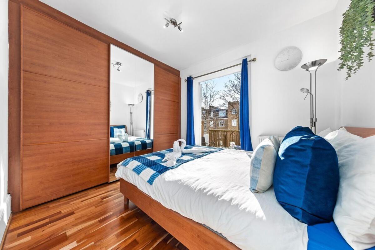 Balcony Blue Theme 1 Bedroom Luxury Flat Near Hyde Park! Accommodates Up To 6! Double Sofa Bed And Next To Station! Apartment London