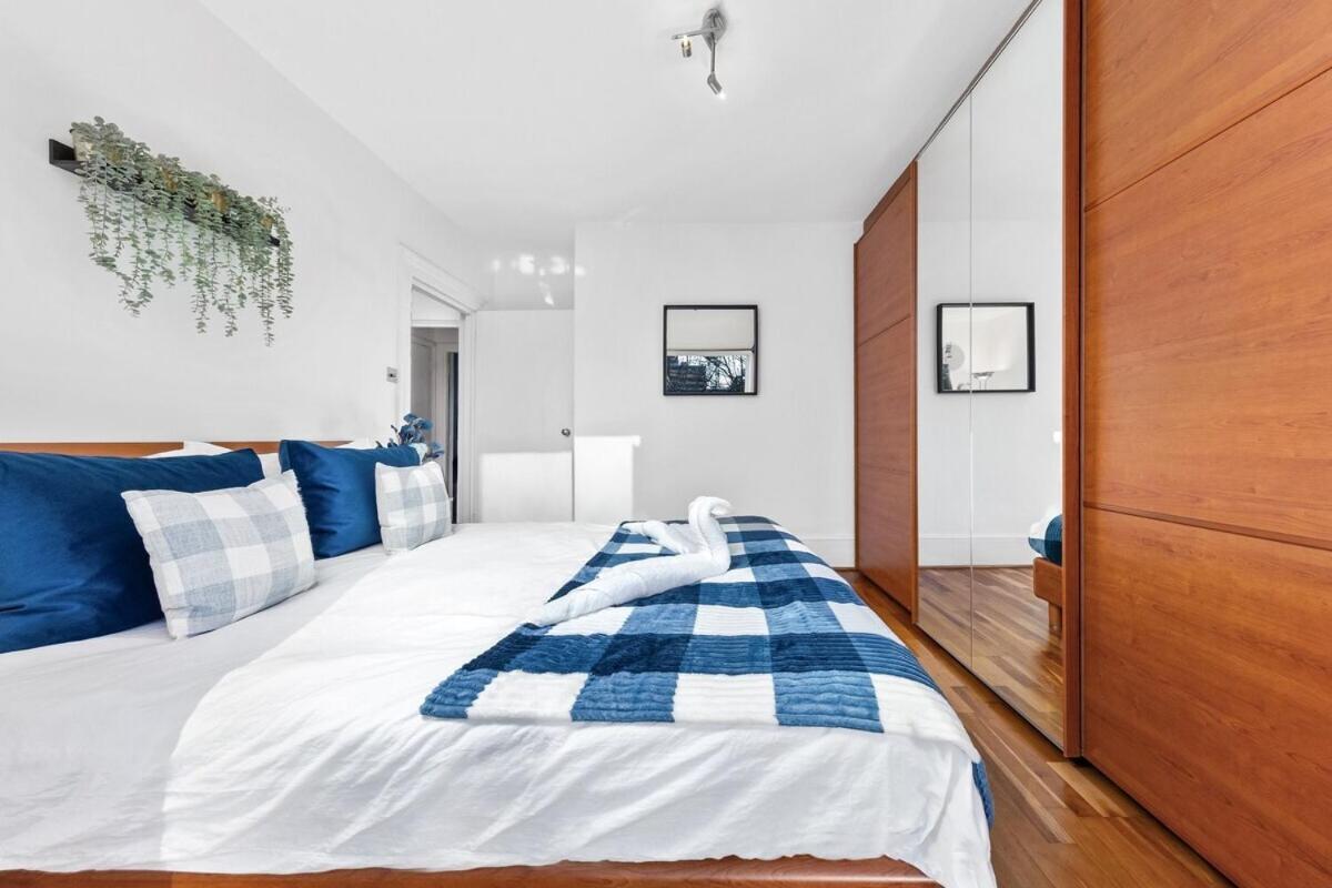Balcony Blue Theme 1 Bedroom Luxury Flat Near Hyde Park! Accommodates Up To 6! Double Sofa Bed And Next To Station! Apartment
