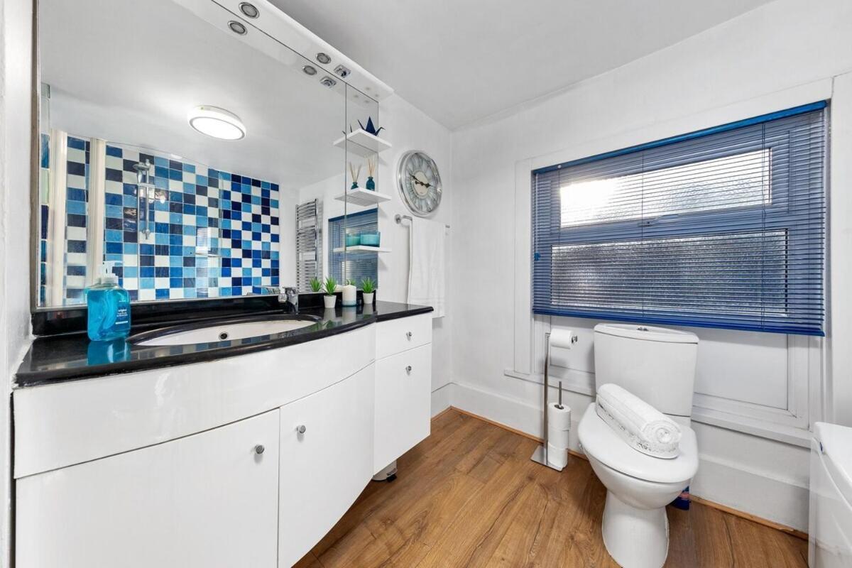 Balcony Blue Theme 1 Bedroom Luxury Flat Near Hyde Park! Accommodates Up To 6! Double Sofa Bed And Next To Station! Apartment *