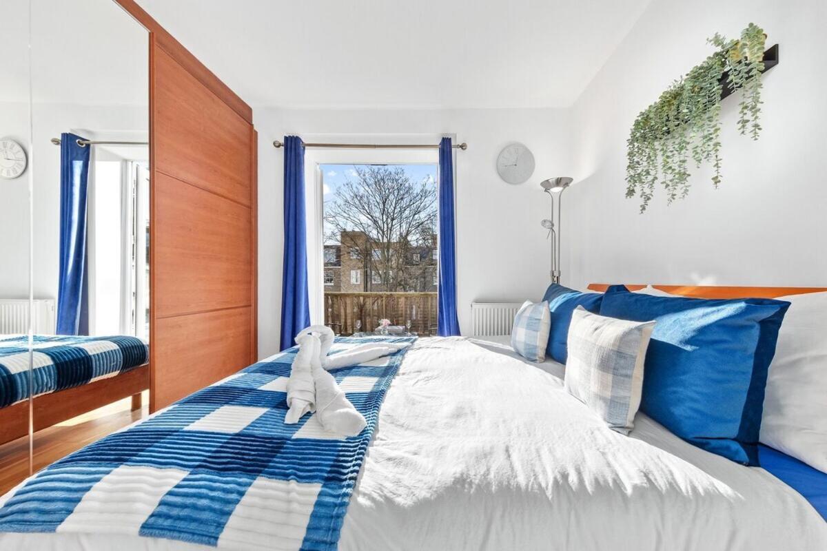 Apartment Balcony Blue Theme 1 Bedroom Luxury Flat Near Hyde Park! Accommodates Up To 6! Double Sofa Bed And Next To Station!