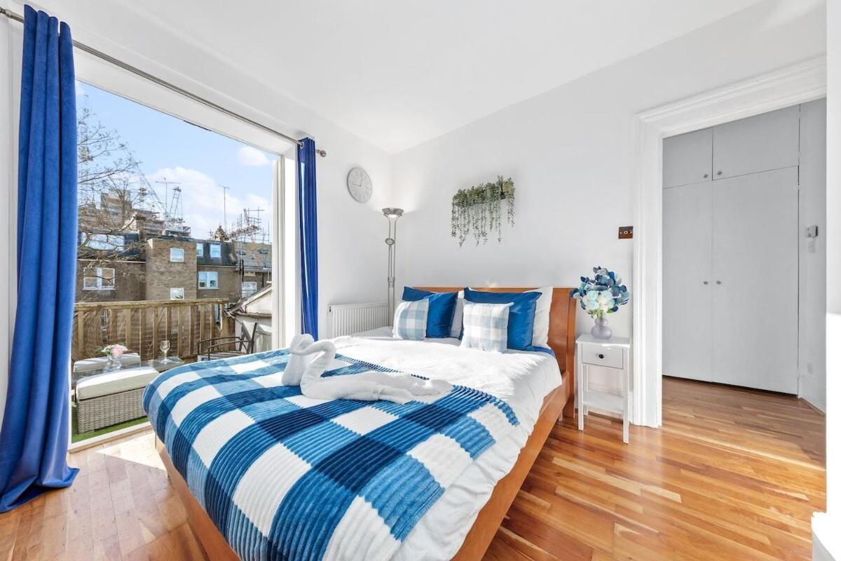 Balcony Blue Theme 1 Bedroom Luxury Flat Near Hyde Park! Accommodates Up To 6! Double Sofa Bed And Next To Station! Apartment London