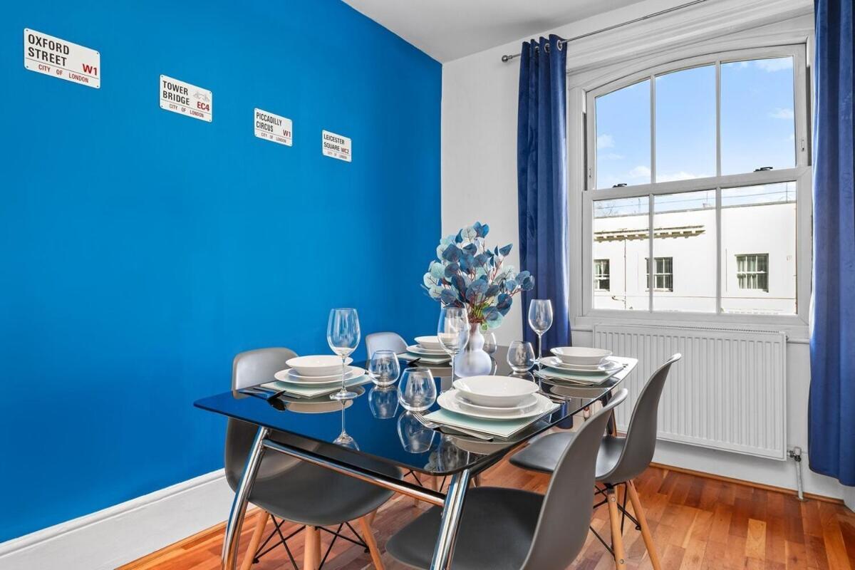 Apartment Balcony Blue Theme 1 Bedroom Luxury Flat Near Hyde Park! Accommodates Up To 6! Double Sofa Bed And Next To Station! *