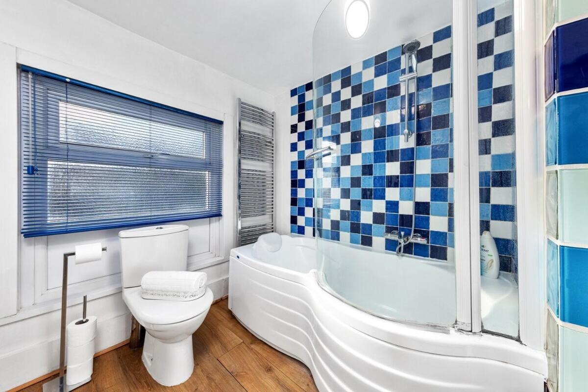 Balcony Blue Theme 1 Bedroom Luxury Flat Near Hyde Park! Accommodates Up To 6! Double Sofa Bed And Next To Station! *