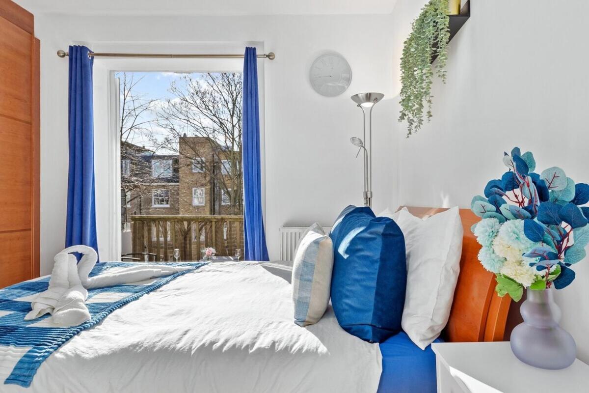 Balcony Blue Theme 1 Bedroom Luxury Flat Near Hyde Park! Accommodates Up To 6! Double Sofa Bed And Next To Station!