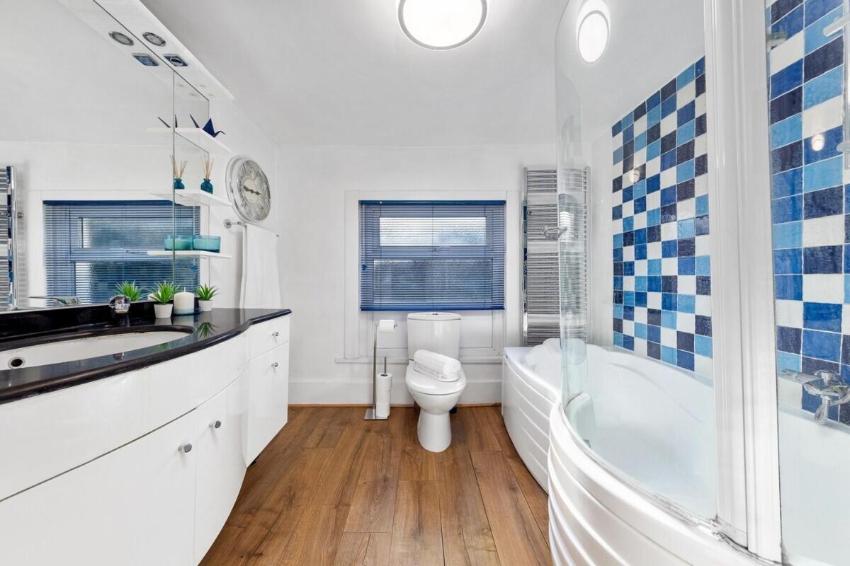 Apartment Balcony Blue Theme 1 Bedroom Luxury Flat Near Hyde Park! Accommodates Up To 6! Double Sofa Bed And Next To Station! London