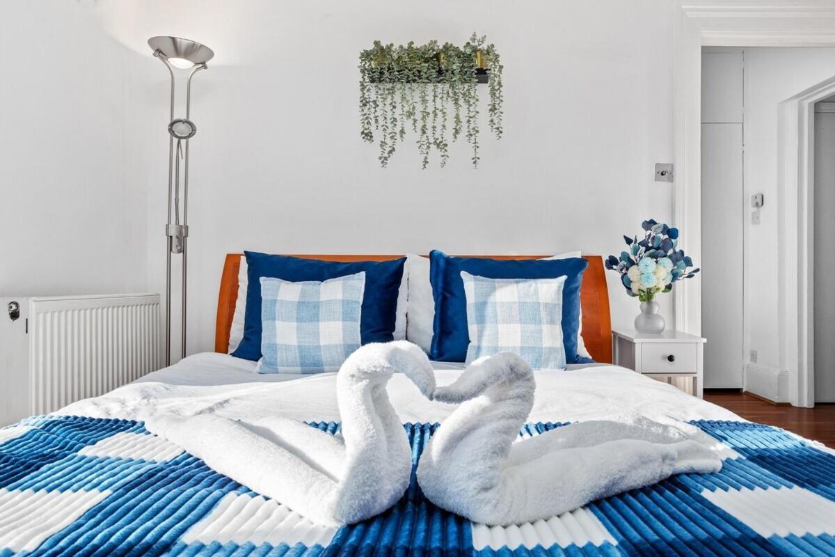 Apartment Balcony Blue Theme 1 Bedroom Luxury Flat Near Hyde Park! Accommodates Up To 6! Double Sofa Bed And Next To Station!
