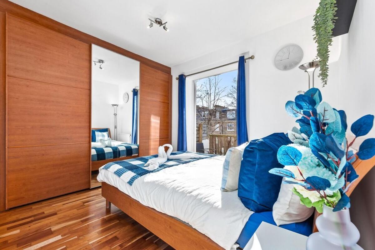 Apartment Balcony Blue Theme 1 Bedroom Luxury Flat Near Hyde Park! Accommodates Up To 6! Double Sofa Bed And Next To Station! *