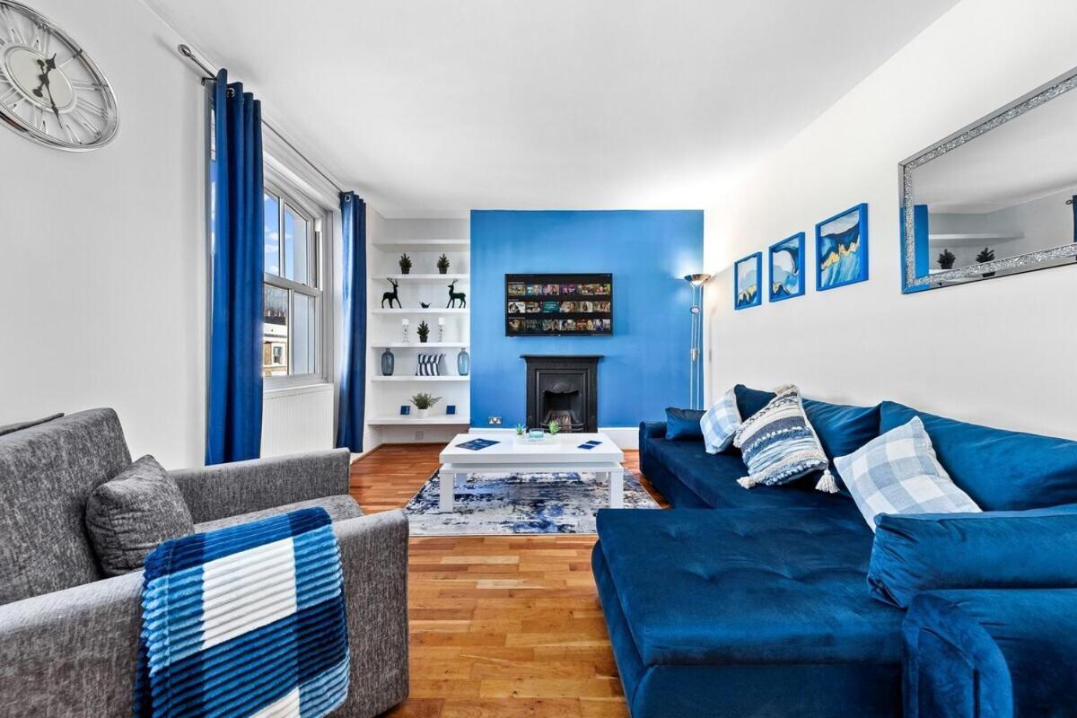 Balcony Blue Theme 1 Bedroom Luxury Flat Near Hyde Park! Accommodates Up To 6! Double Sofa Bed And Next To Station! *