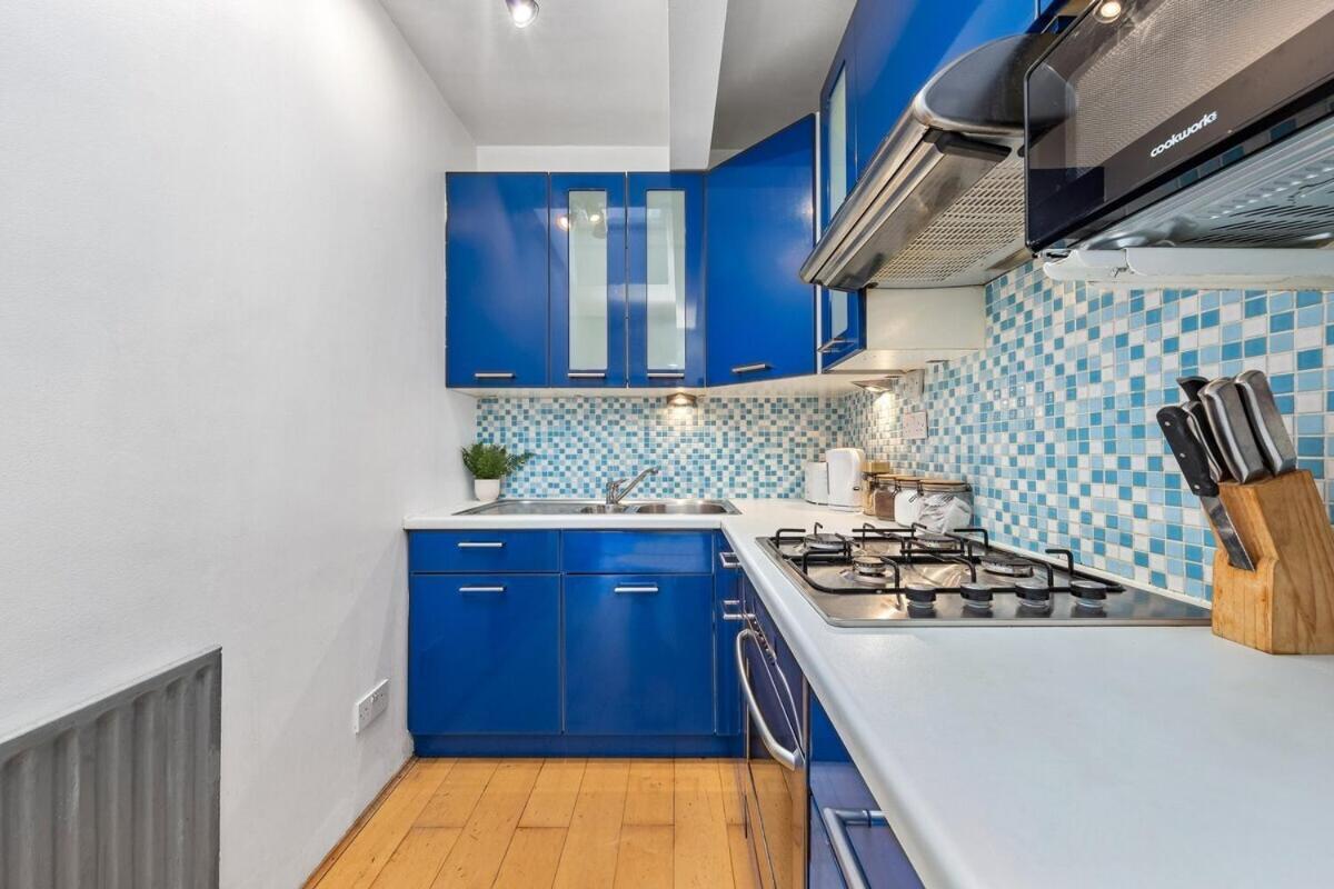 Balcony Blue Theme 1 Bedroom Luxury Flat Near Hyde Park! Accommodates Up To 6! Double Sofa Bed And Next To Station!
