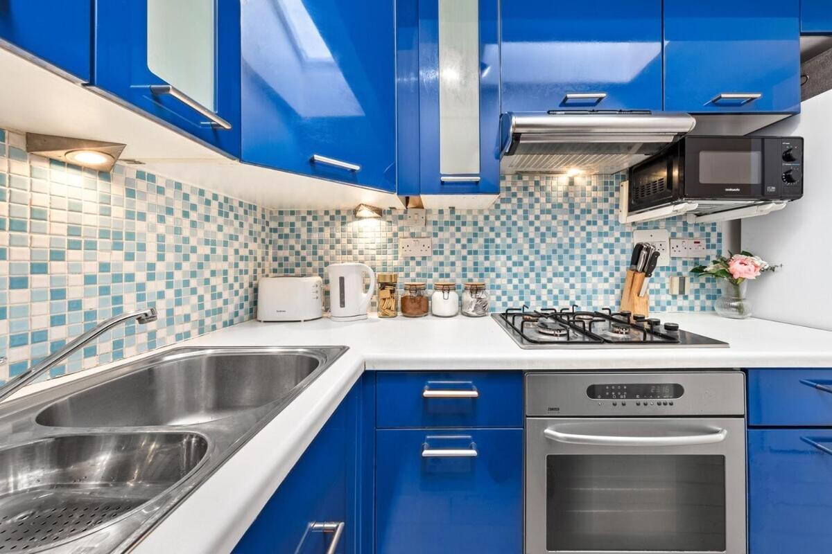 Balcony Blue Theme 1 Bedroom Luxury Flat Near Hyde Park! Accommodates Up To 6! Double Sofa Bed And Next To Station! Apartment *