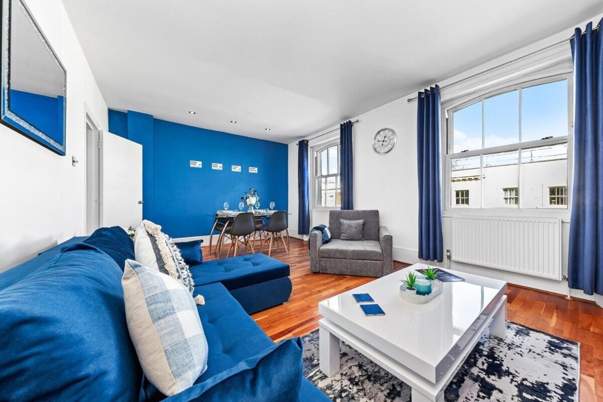 Balcony Blue Theme 1 Bedroom Luxury Flat Near Hyde Park! Accommodates Up To 6! Double Sofa Bed And Next To Station! * London