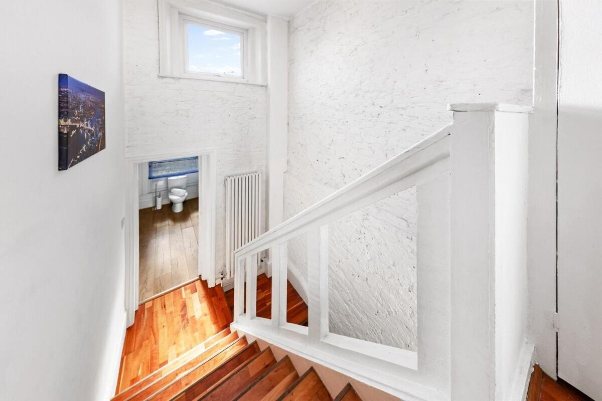 Balcony Blue Theme 1 Bedroom Luxury Flat Near Hyde Park! Accommodates Up To 6! Double Sofa Bed And Next To Station! *