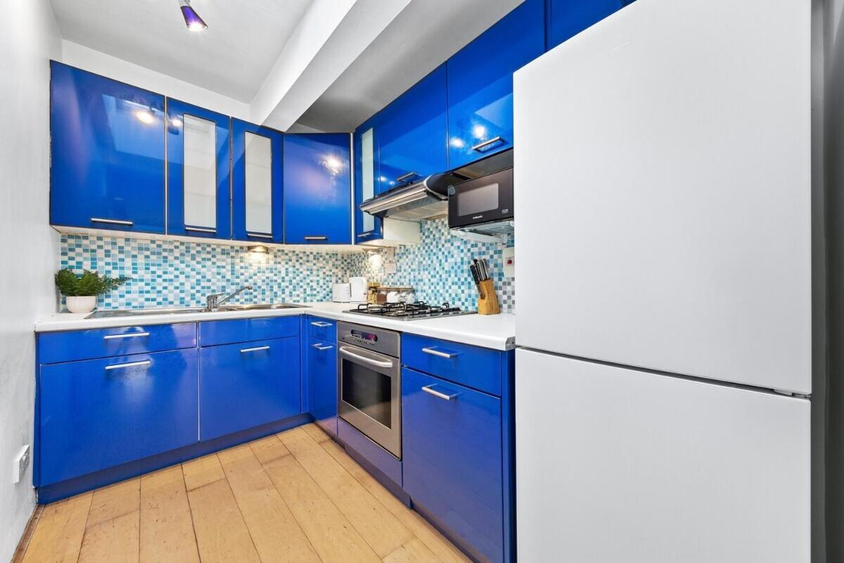 Apartment Balcony Blue Theme 1 Bedroom Luxury Flat Near Hyde Park! Accommodates Up To 6! Double Sofa Bed And Next To Station! London