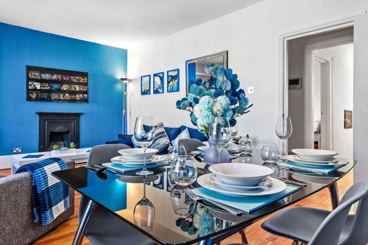 Apartment Balcony Blue Theme 1 Bedroom Luxury Flat Near Hyde Park! Accommodates Up To 6! Double Sofa Bed And Next To Station!