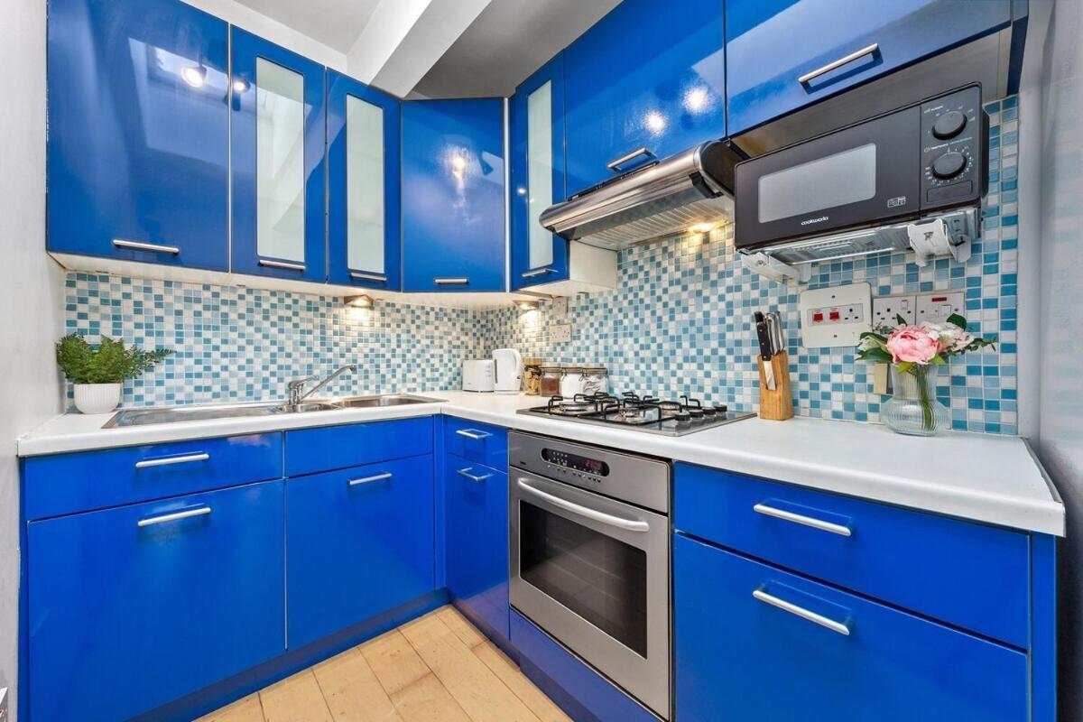Balcony Blue Theme 1 Bedroom Luxury Flat Near Hyde Park! Accommodates Up To 6! Double Sofa Bed And Next To Station! London