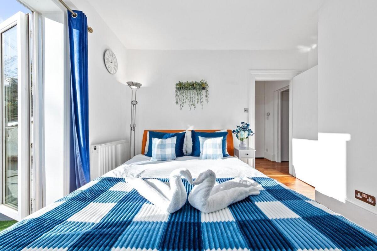 Apartment Balcony Blue Theme 1 Bedroom Luxury Flat Near Hyde Park! Accommodates Up To 6! Double Sofa Bed And Next To Station! *
