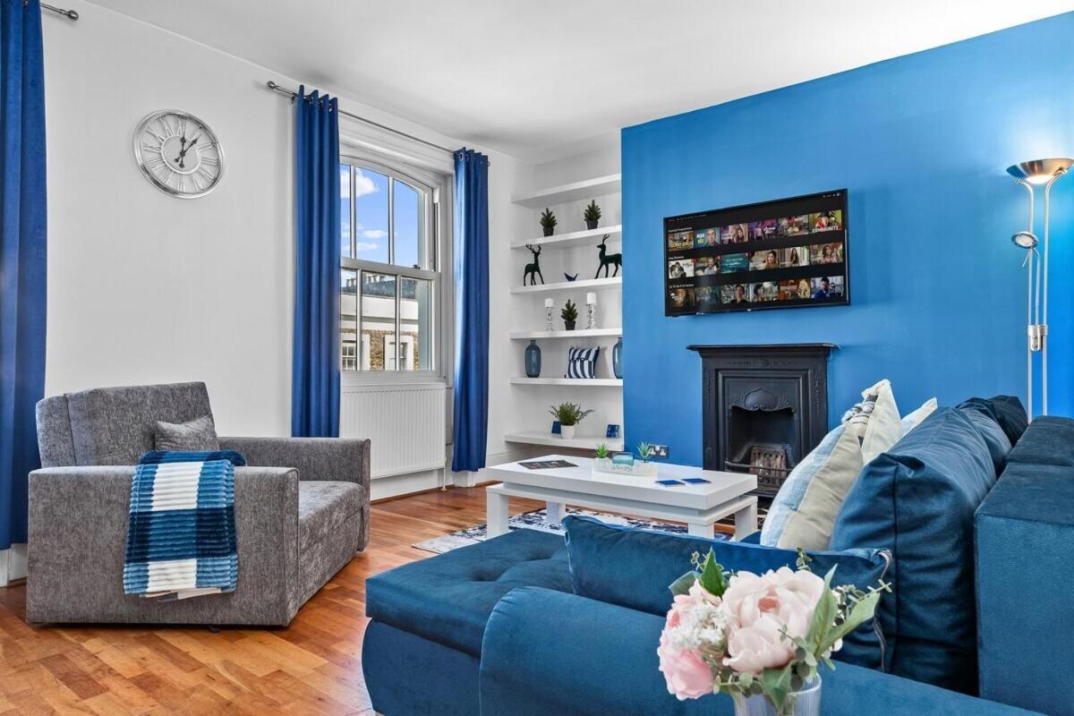 Balcony Blue Theme 1 Bedroom Luxury Flat Near Hyde Park! Accommodates Up To 6! Double Sofa Bed And Next To Station! *
