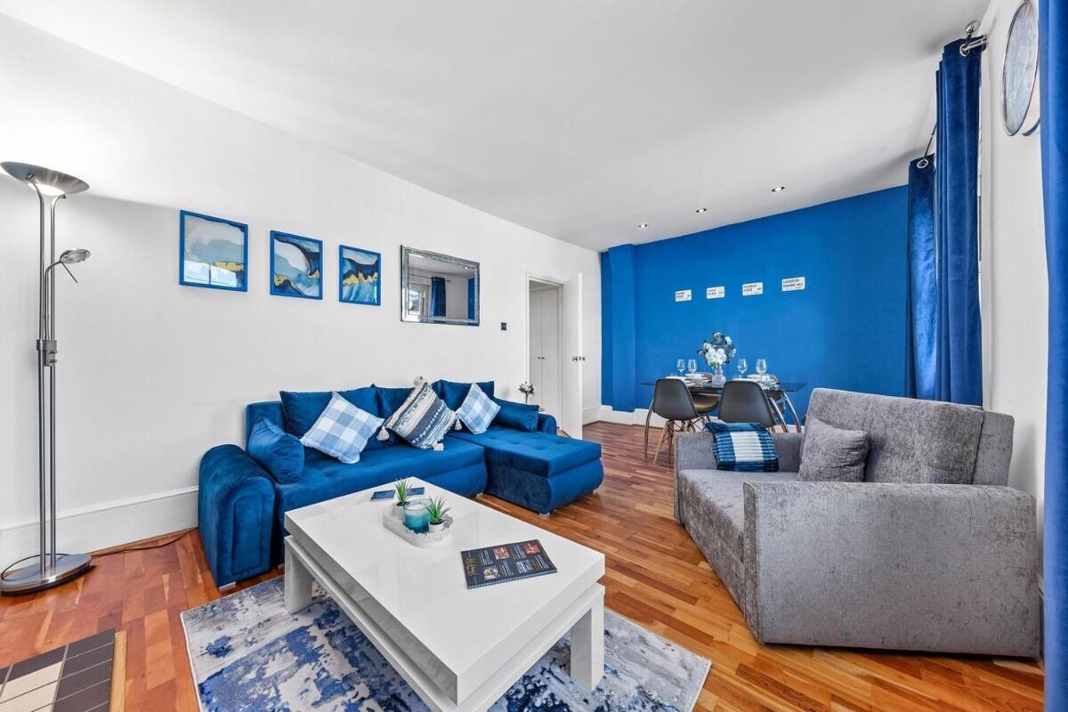 Balcony Blue Theme 1 Bedroom Luxury Flat Near Hyde Park! Accommodates Up To 6! Double Sofa Bed And Next To Station!