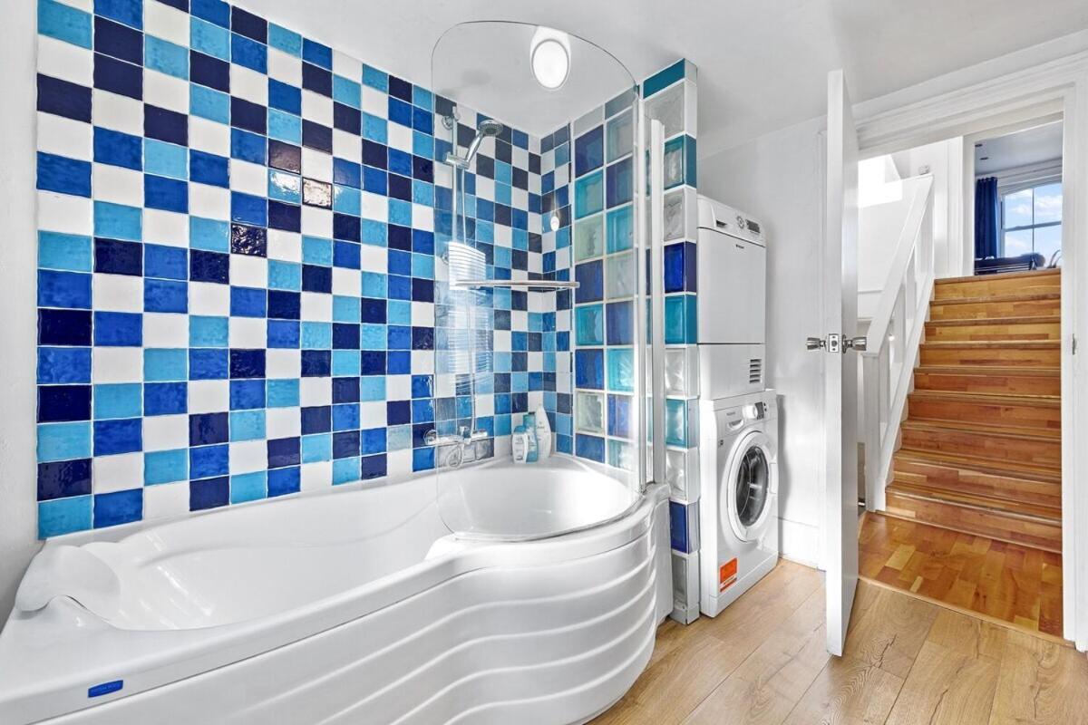 Balcony Blue Theme 1 Bedroom Luxury Flat Near Hyde Park! Accommodates Up To 6! Double Sofa Bed And Next To Station! Apartment *