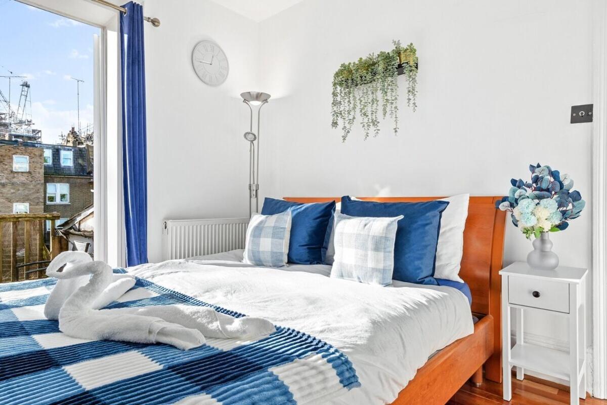 Apartment Balcony Blue Theme 1 Bedroom Luxury Flat Near Hyde Park! Accommodates Up To 6! Double Sofa Bed And Next To Station! London