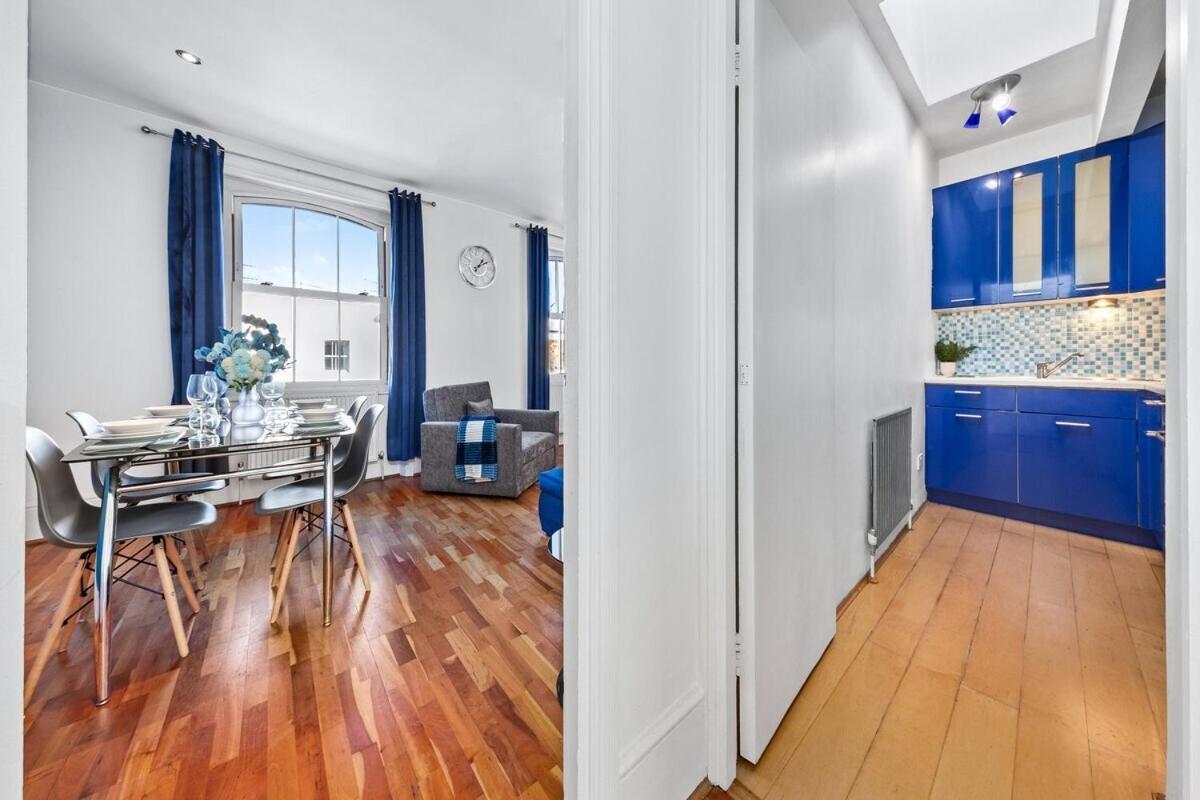 Balcony Blue Theme 1 Bedroom Luxury Flat Near Hyde Park! Accommodates Up To 6! Double Sofa Bed And Next To Station! * London
