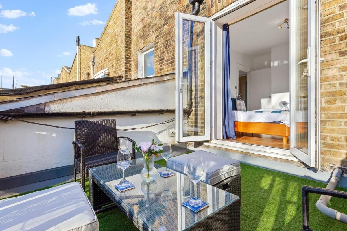Apartment Balcony Blue Theme 1 Bedroom Luxury Flat Near Hyde Park! Accommodates Up To 6! Double Sofa Bed And Next To Station! *