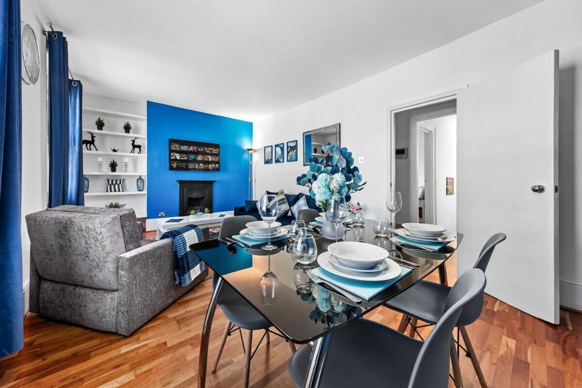 Apartment Balcony Blue Theme 1 Bedroom Luxury Flat Near Hyde Park! Accommodates Up To 6! Double Sofa Bed And Next To Station! London