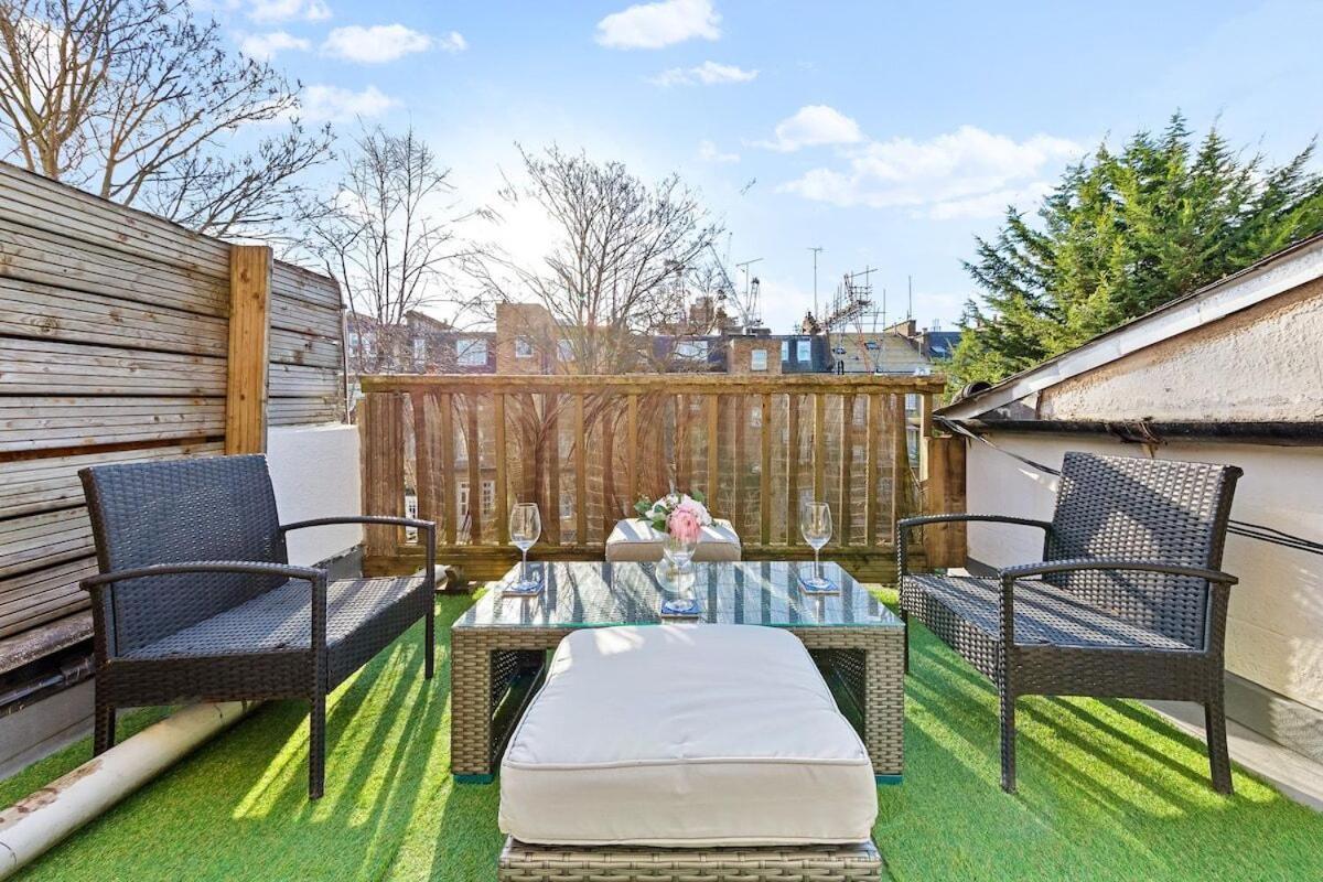 Balcony Blue Theme 1 Bedroom Luxury Flat Near Hyde Park! Accommodates Up To 6! Double Sofa Bed And Next To Station! Apartment London