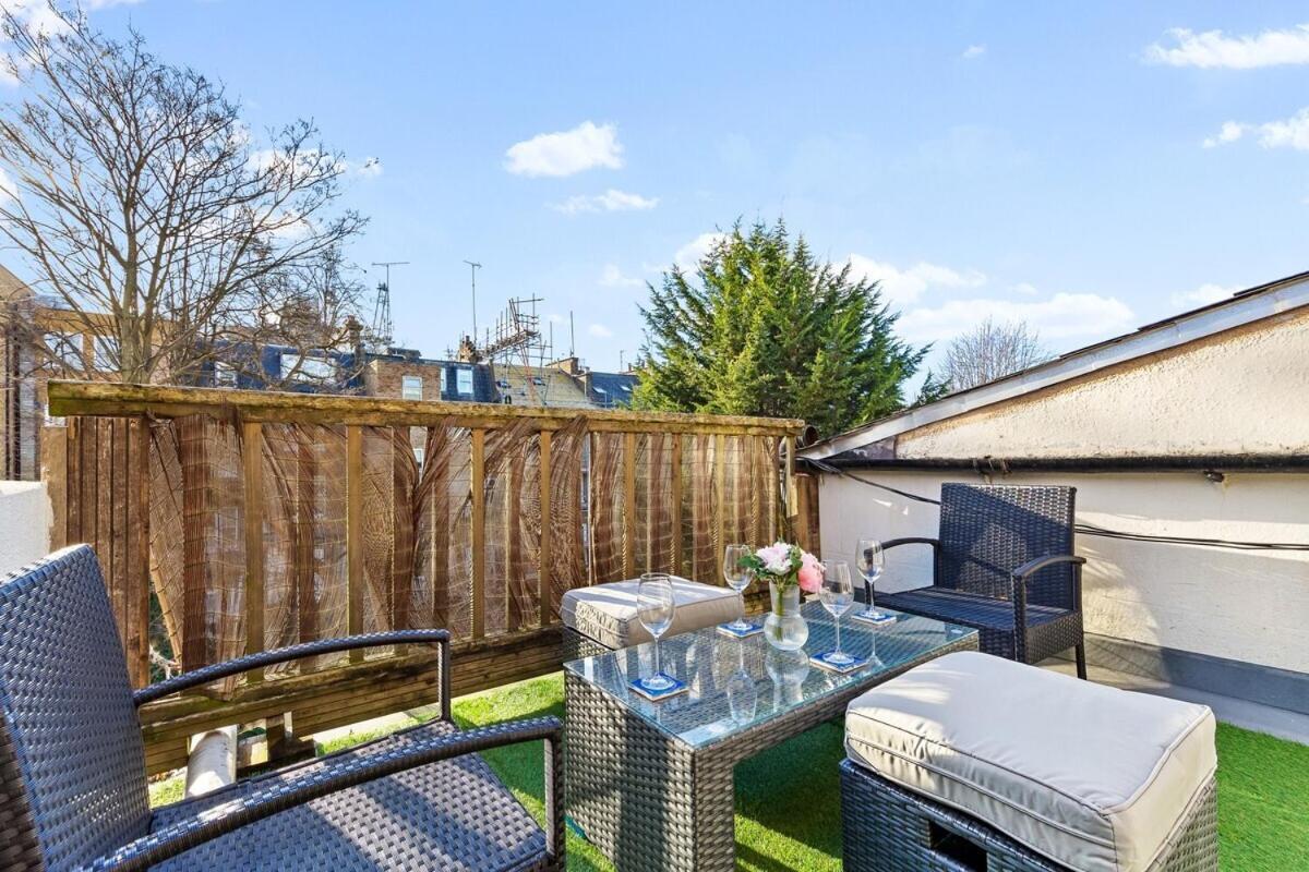 Balcony Blue Theme 1 Bedroom Luxury Flat Near Hyde Park! Accommodates Up To 6! Double Sofa Bed And Next To Station! Apartment London