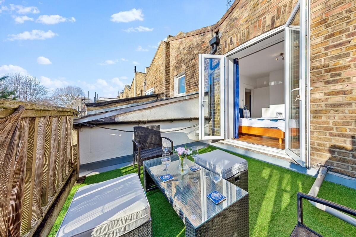 Balcony Blue Theme 1 Bedroom Luxury Flat Near Hyde Park! Accommodates Up To 6! Double Sofa Bed And Next To Station! *