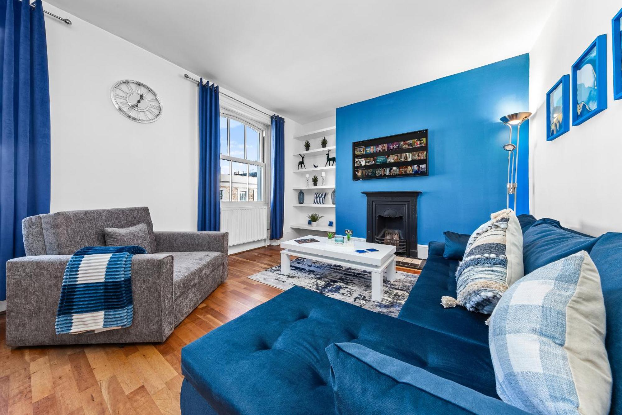 Balcony Blue Theme 1 Bedroom Luxury Flat Near Hyde Park! Accommodates Up To 6! Double Sofa Bed And Next To Station! London